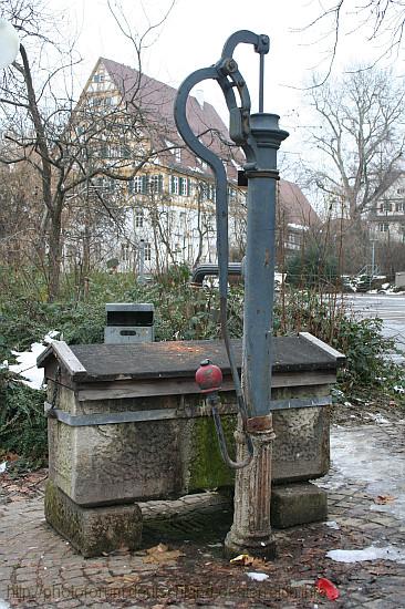 KIRCHHEIM UNTER TECK > Wasserpumpe am Wollmarkt