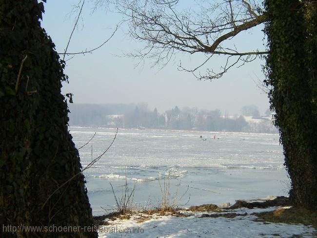 CHIEMSEE > Winter > Eisweg > Eisspaziergänger