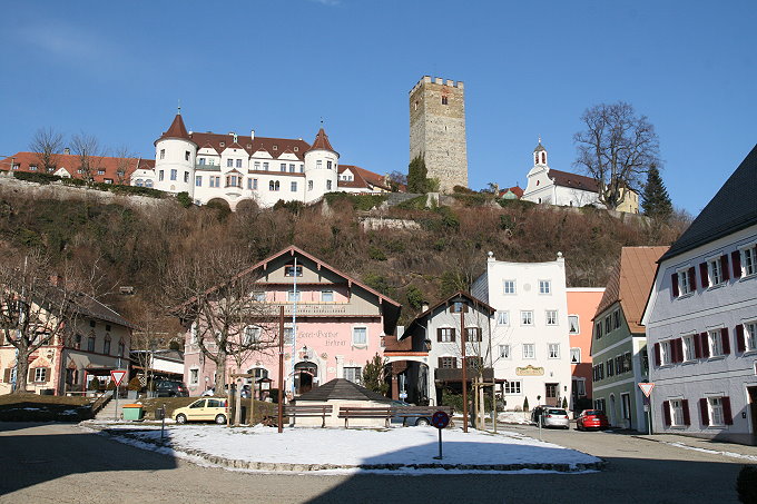 NEUBEUERN > Marktplatz