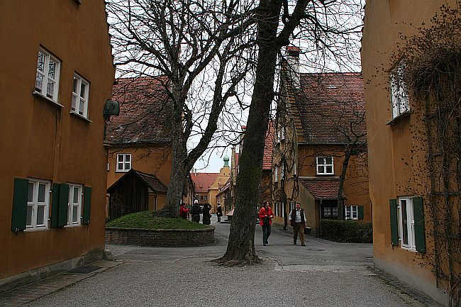 AUGSBURG > Fuggerei > Hintere Gasse mit Blick in die Neue Gasse