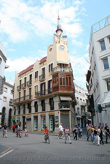 SITGES > Platz de la Vila > Eckhaus