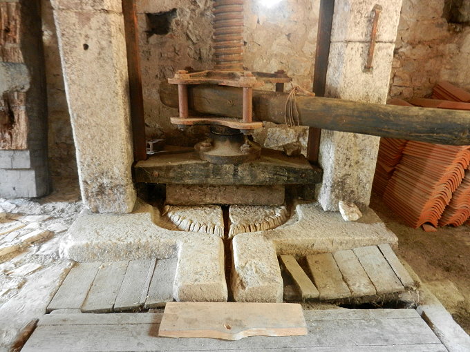 Dalmatien: Insel MLJET > KORITA > Olivenpresse