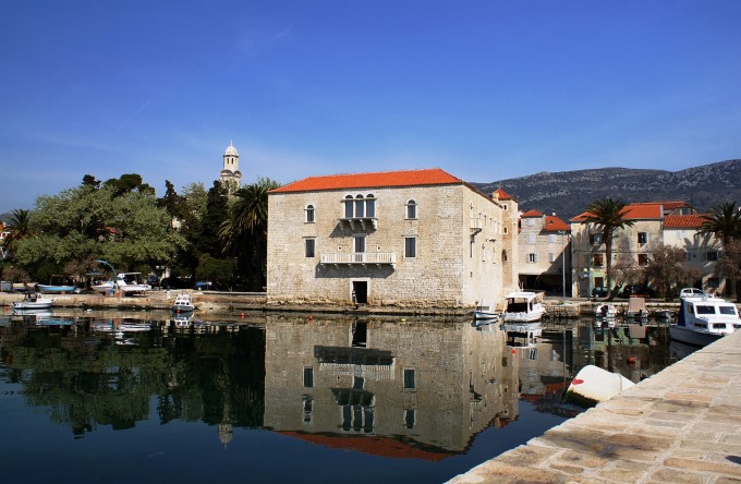 Spiegelungen in Kaštel Lukšić.