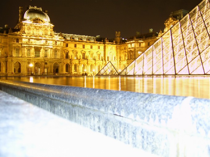 Louvre bei Nacht