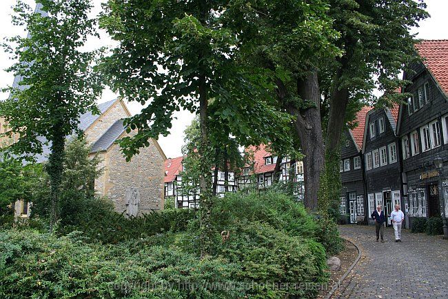 GÜTERSLOH > Kirchplatz mit Apostelkirche