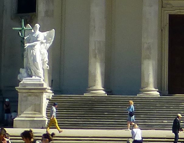 A:Wiem>Karlskirche>außen>Haupteingang links