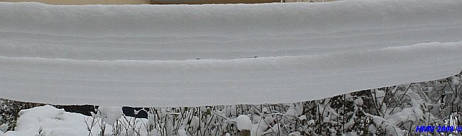 Schnee hängt auf der Wäscheleine