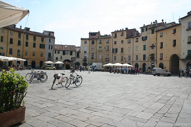 LUCCA > Piazza Anfiteatro - Piazza del Mercado