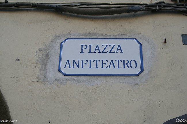 LUCCA > Piazza Anfiteatro