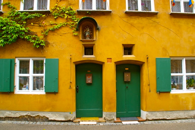 Fuggerei die kleine Stadt in der Stadt Augsburg 6