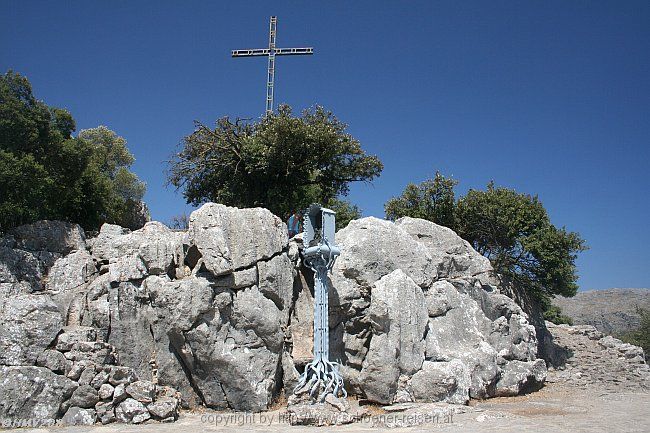 KLOSTER LLUC > Treppenweg > Aufstieg zum Pilgerkreuz