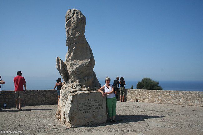 HALBINSEL FORMENTOR > Mirador de la Creueta > Gedenkstein