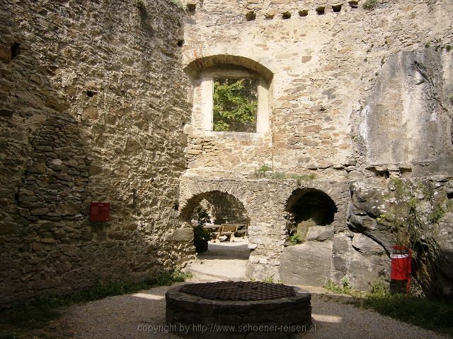 NIEDERÖSTERREICH > Wachau > Burgruine Aggstein > Brunnenplatz