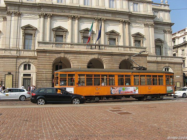 MILANO > Alte Straßenbahn vor der Mailänder Scala