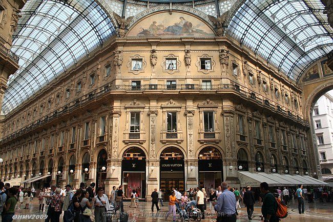 MILANO > Galleria Vittorio Emanuele II > Asien und Louis Vuitton