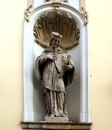 A: GRAZ > Hl. Nepomuk - in der Mauernische der Stadtpfarrkirche