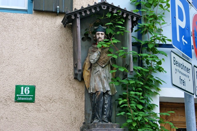 D: MURNAU > Nepomuk Hausfigur