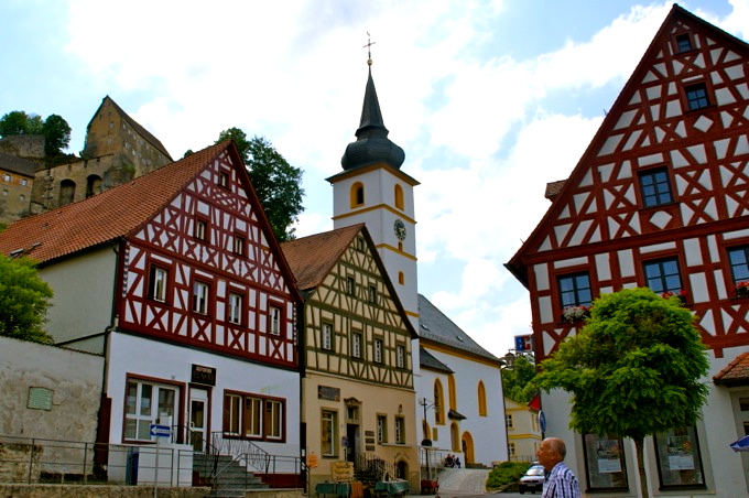 D: POTTENSTEIN (Landkreis Bayreuth) > Nepomuk in der Kirchenfassade