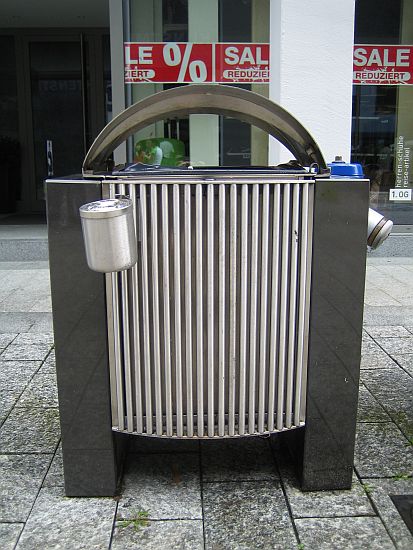 VADUZ > Hautpstraße > Mülleimer