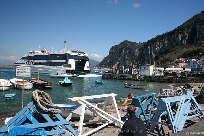 CAPRI-MARINA GRANDE > Hafen > SNAV-Fährschiff