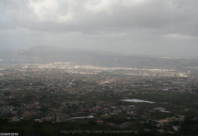 NATIONALPARK VESUV > Bergstraße > Blick auf NAPOLI unter Wolken