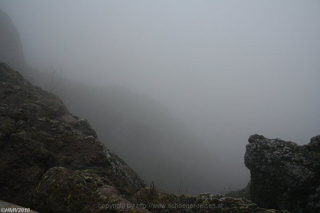 NATIONALPARK VESUV > Vulkankrater versunken im Nebel