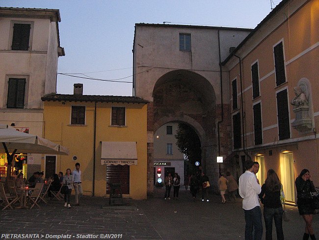 PIETRASANTA > Domplatz > Stadttor
