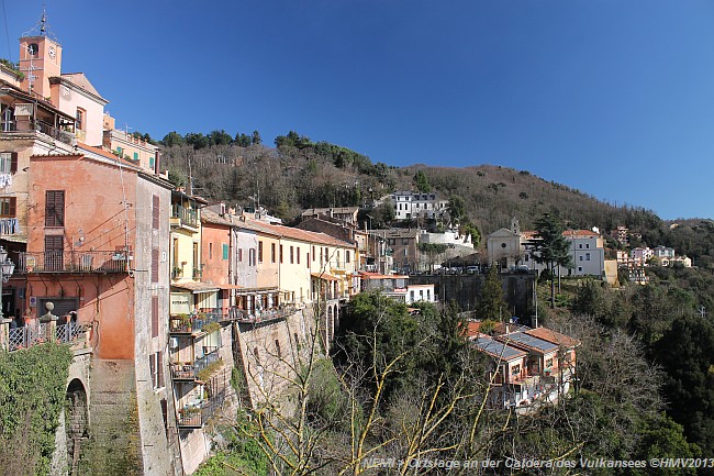 NEMI > Panoramabild des Ortes hoch oben an der Caldera gelegen