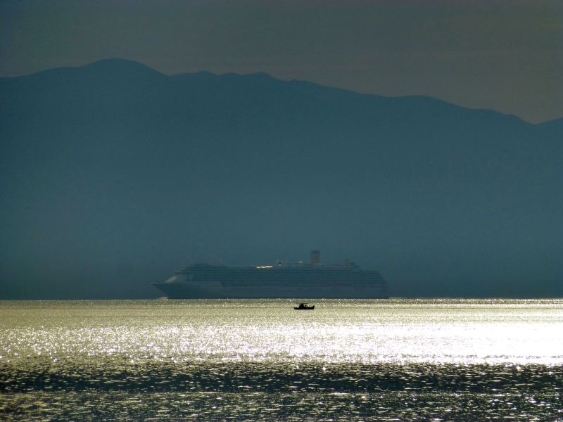 GR:Korfu>Kreuzfahrtschiff und Fischerboot