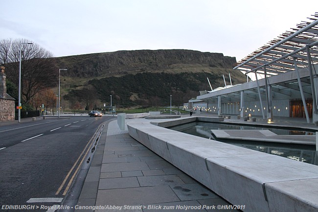 EDINBURGH > Royal Mile - Abbey Strand/Canonsgate > Blick zum Holyroodpark