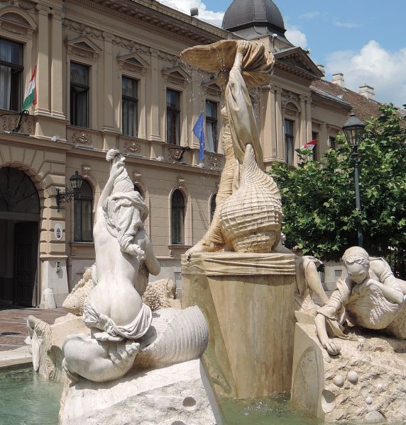 H:Esztergom>Széchenyi tér>Isterbrunnen3