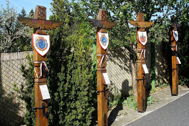 Velem > geschnitztze Säulen > Komitate