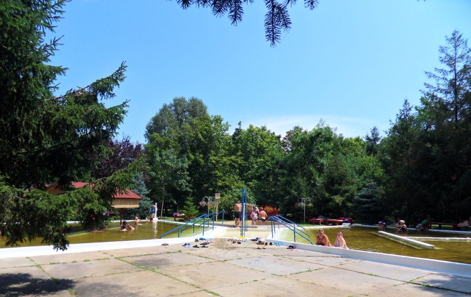 H:Mezőcsát>warmes und Kinderbecken