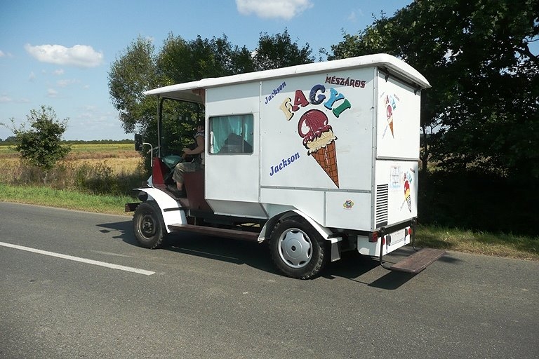 Kömörö > Eisverkäuferin