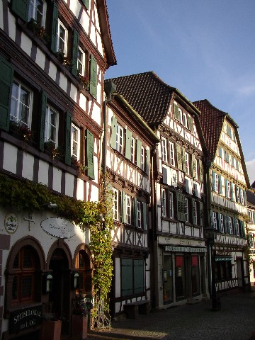 BRETTEN > Marktplatz