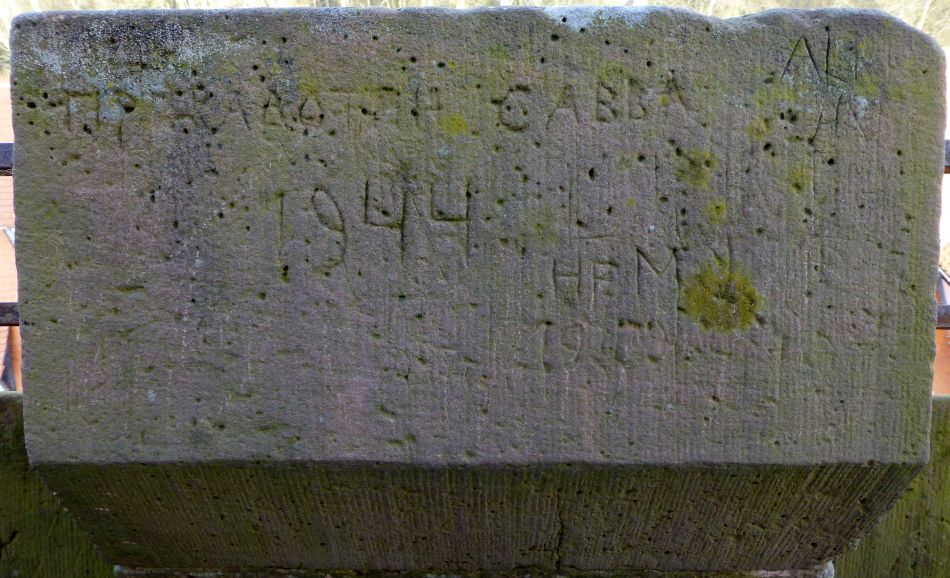 D:Hessen>Burg Breuberg>Kernburg>Bergfried>Zinnengravur1