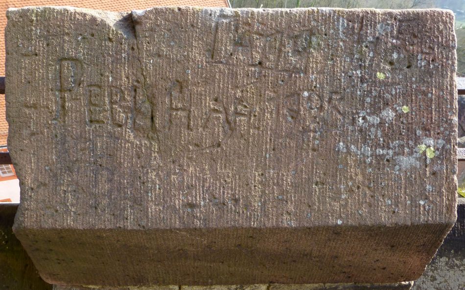 D:Hessen>Burg Breuberg>Kernburg>Bergfried>Zinnengravur4