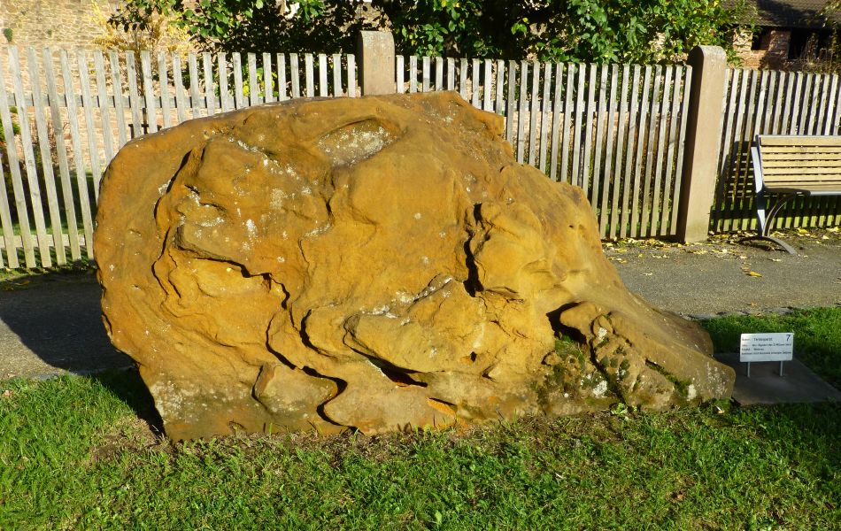 D:Hessen>Büdingen>Altstadtparkplatz>Tertiärquarzit